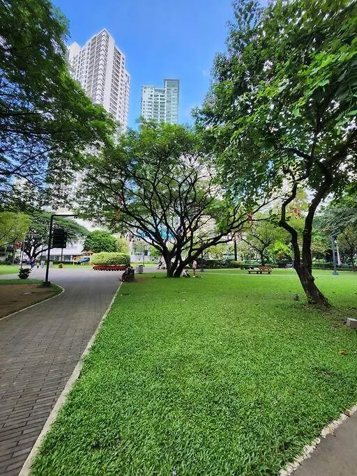 Kl Tower Cosy Studio With Balcony Sauna Gym Pool Near Greenbelt Manila
